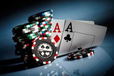 Live Dice Game dealer at 828bet broadcast studio